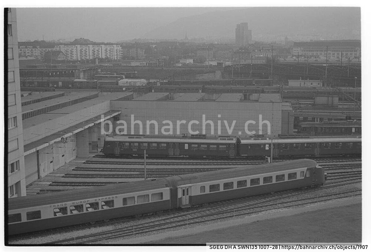 SGEG DH A SWN135 1007-28: Triebzüge RAm TEE I 502 und RABDe 12/12 1102 der Schweizerischen Bundesbahnen (SBB) in Zürich