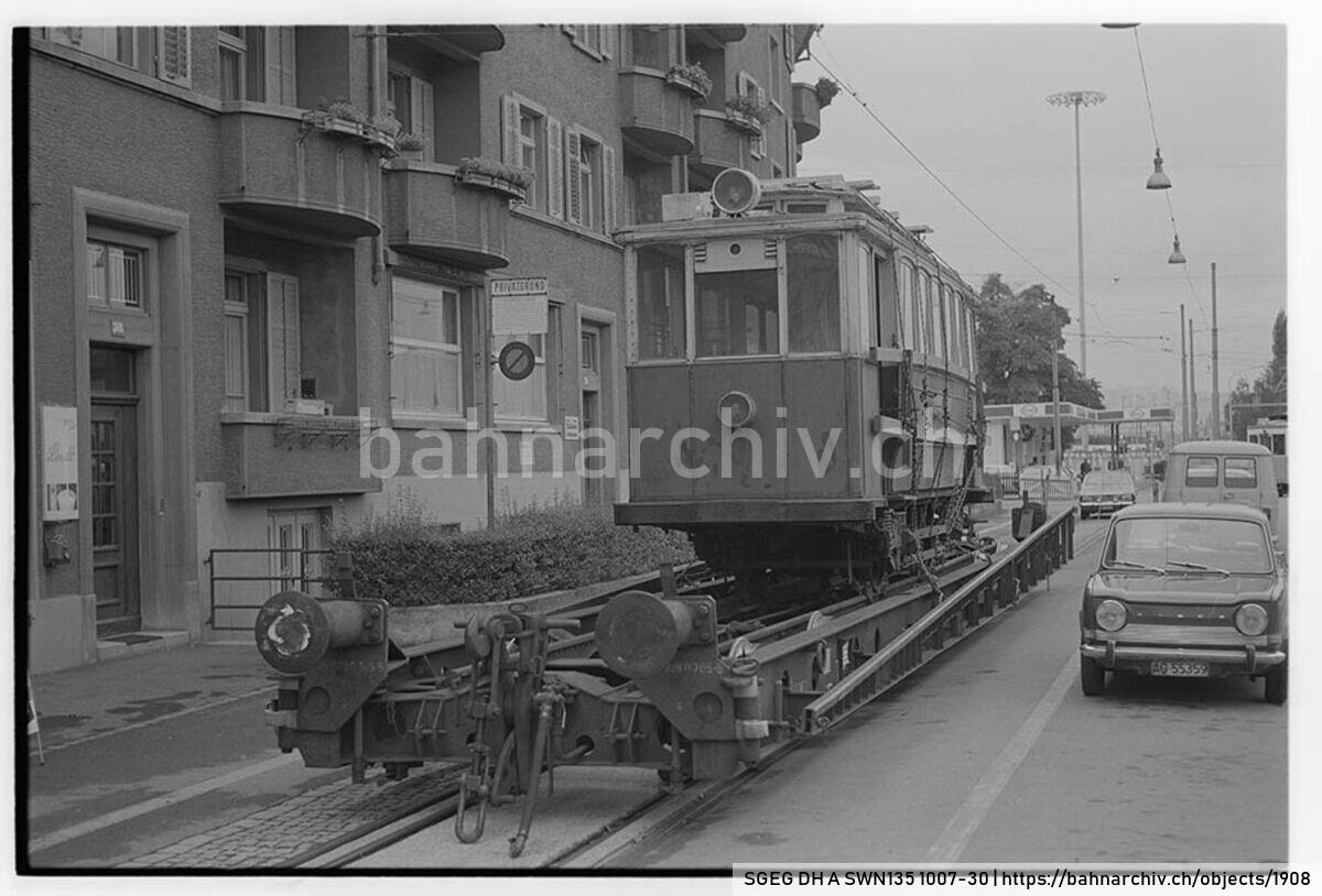 SGEG DH A SWN135 1007-30: Triebwagen Be 2/2 81 der Compagnie du Chemin de Fer de Martigny au Châtelard (MC) auf Rollschemel Uai 31 85 929 0 705-5 der Schweizerischen Bundesbahnen (SBB)