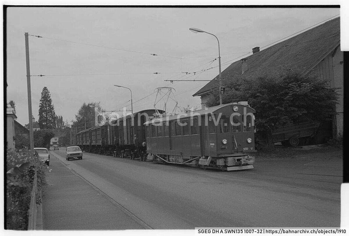SGEG DH A SWN135 1007-32: Güterzug der Wynental- und Suhrentalbahn (WSB) mit Triebwagen De 4/4 17 und Güterwagen der Schweizerische Bundesbahnen (SBB) auf Rollböcken in Muhen