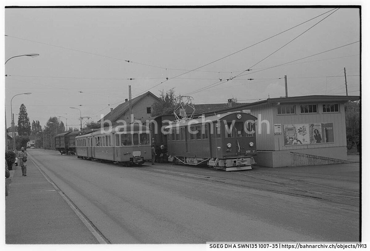 SGEG DH A SWN135 1007-35: Kreuzung eines Güterzugs der Wynental- und Suhrentalbahn (WSB) mit einem Personenzug in Muhen