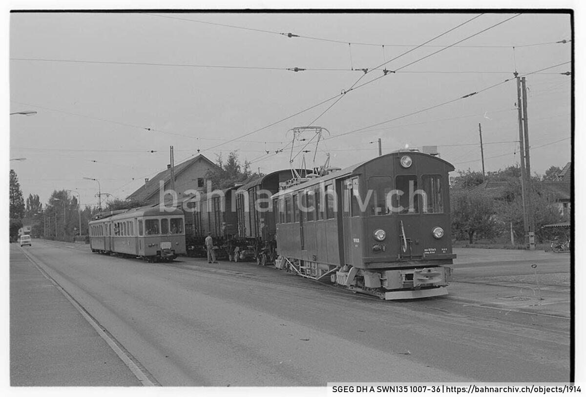 SGEG DH A SWN135 1007-36: Kreuzung eines Güterzugs der Wynental- und Suhrentalbahn (WSB) mit einem Personenzug in Muhen